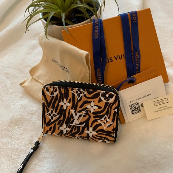 ***SOLD*** Louis Vuitton Jungle zippy - Picture 2 of 8
